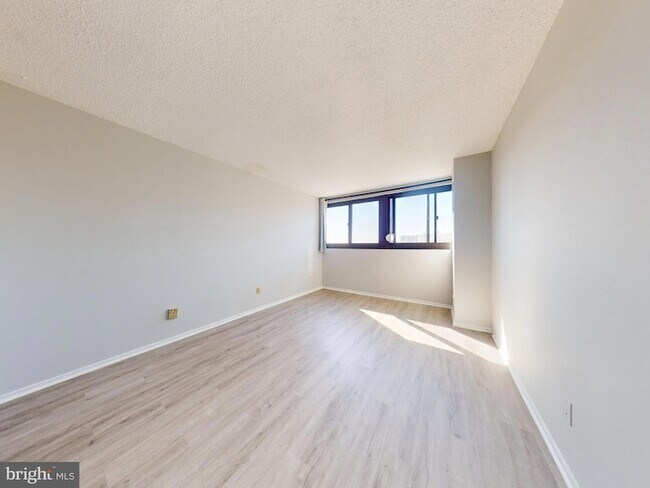Building Photo - 5911 Edsall Rd
