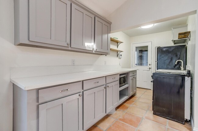 Primary Photo - Adorable 1/1 Studio Apartment in Arlington...