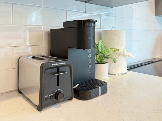 Building Photo - 542 Boulevard NE