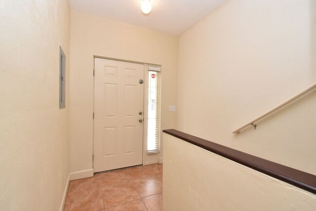 Building Photo - 2933 SW 35th Pl