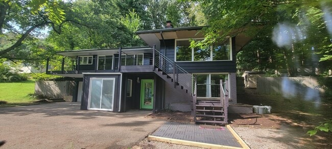 Building Photo - 4 bedrooms 3 baths beautiful house