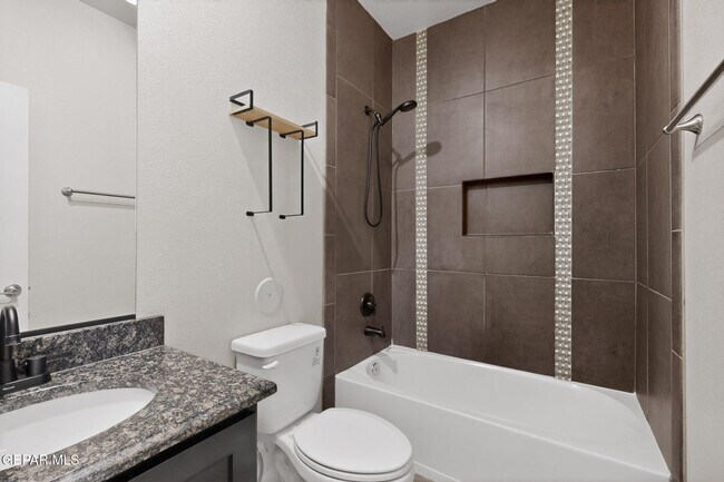 Building Photo - 320 S Manzanita Dr