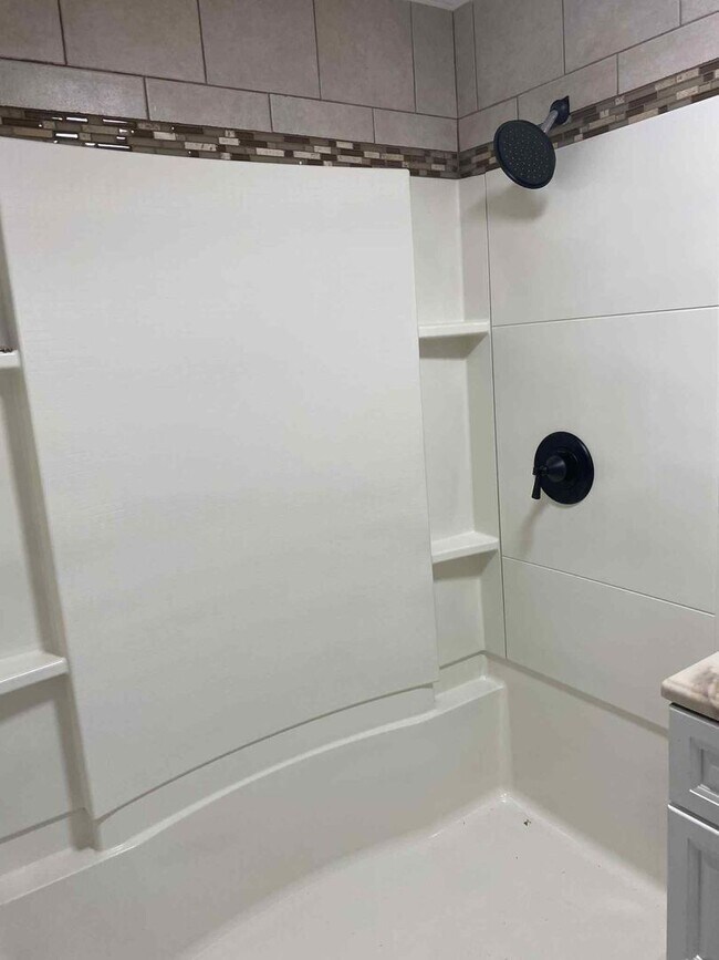 Building Photo - Newly Updated Spacious 5 bedroom 1 bathroom house for rent in Glassport!