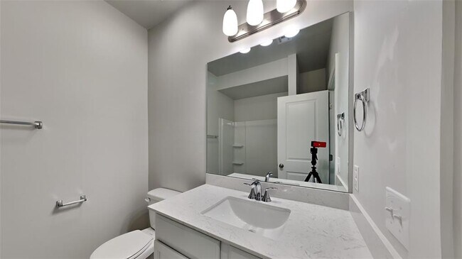 Building Photo - 17009 Oak Dr