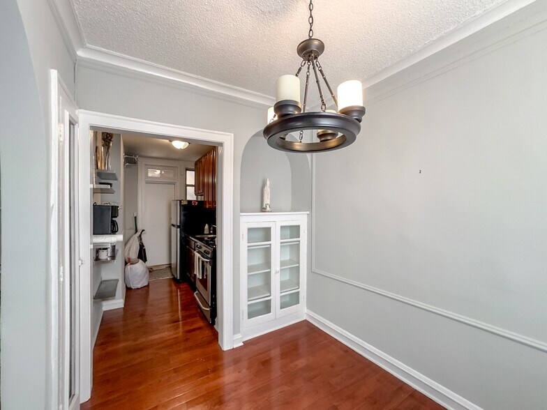 Building Photo - 447 W Surf St