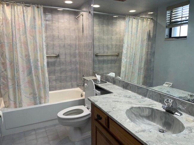 Building Photo - 420 Ashwood Pl