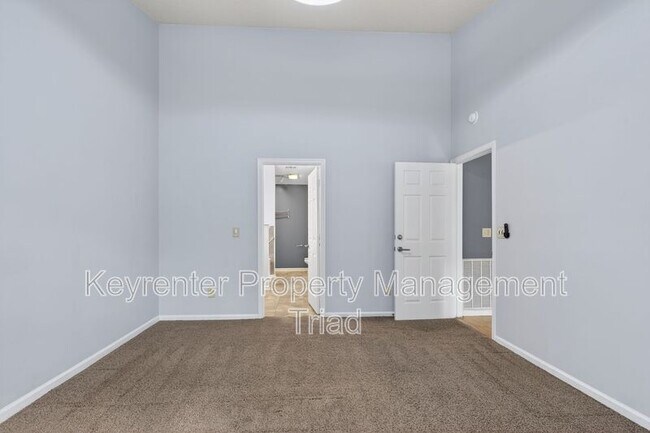 Building Photo - 10 Manor Ridge Ct