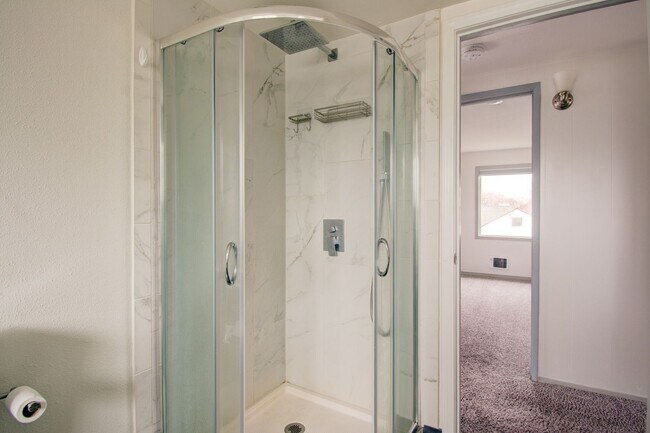 Building Photo - 3 bedroom/3 Bathroom House- In Town with Large yard