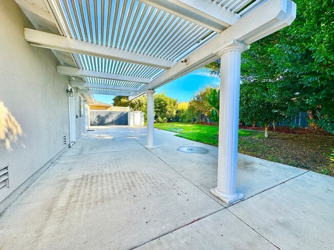 Building Photo - Beautiful, Single-Story, Updated, Private ...