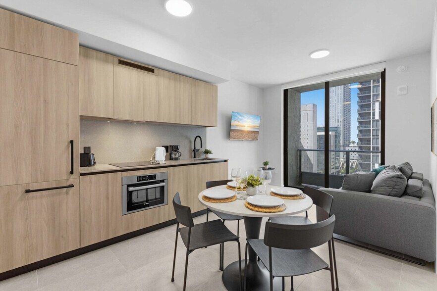 Building Photo - 501 NE 1st Ave