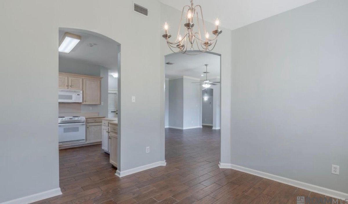 Building Photo - 225 Shadowbrush Bend