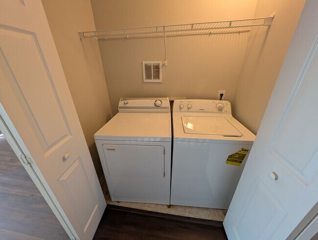 Building Photo - Cozy Townome located in the Old Stone Crossings community!