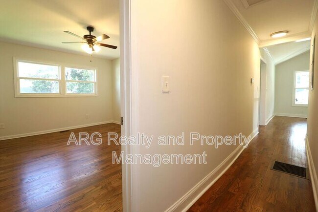 Building Photo - 1095 Ira St SW