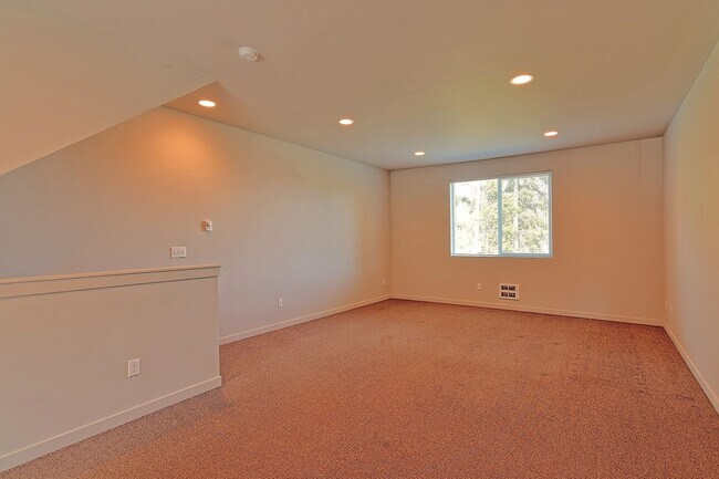 Building Photo - 10610 14th Dr SE