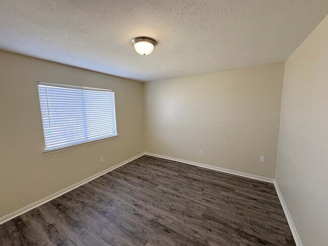 Building Photo - 4030 Falvel Shadow Creek Dr