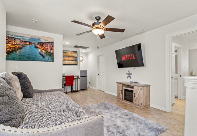 Building Photo - 316 E Monroe St