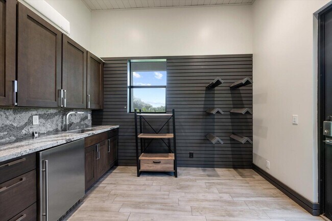 Building Photo - 15450 Estancia Ln
