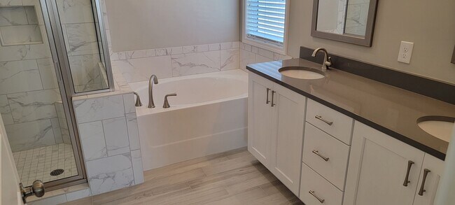 Building Photo - BEAUTIFUL HOME in the Desirable Hedgefield subdivision in Prattville.