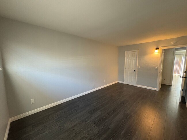 Building Photo - Tri-plex 2 bedroom 1 bathroom apartment of...