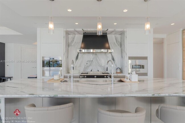 Building Photo - 17975 Collins Ave