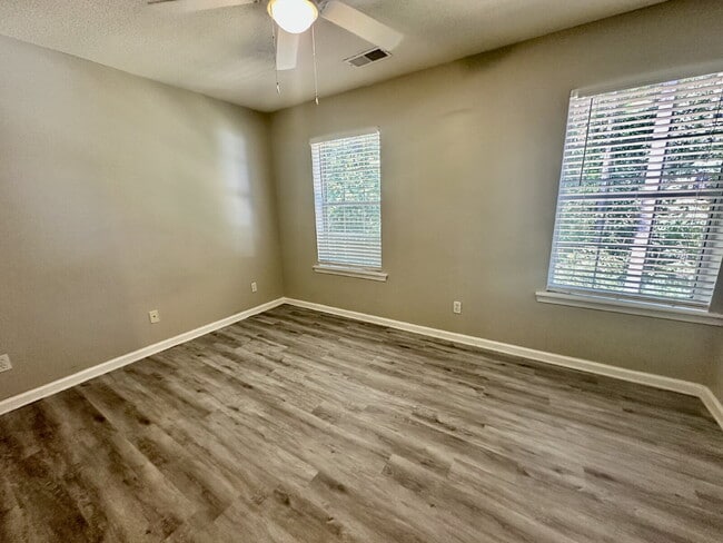 Building Photo - Three Bedroom, Townhome in The Farm!