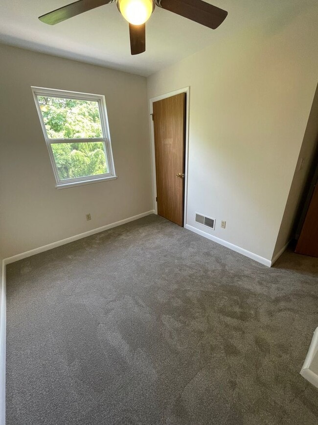 Building Photo - 3 Bed 1.5 Bath Updated Townhouse in Manche...