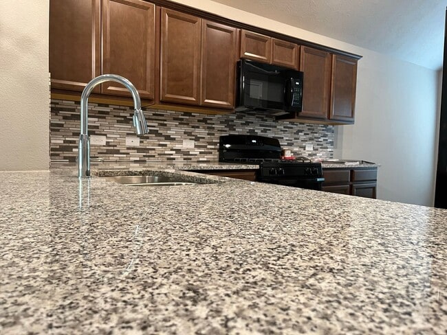 Building Photo - Like new 3 bedroom, 2 bath in the gated community of Point Aquarius/Summerchase