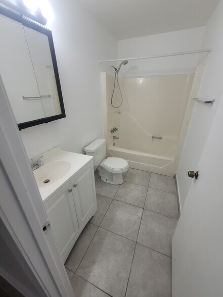 Building Photo - 1819 Meadow Dr