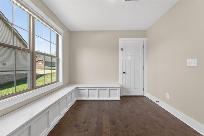 Building Photo - Pet Friendly Three Bedroom!