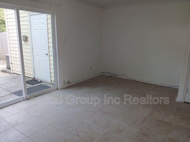 Building Photo - 2241 Sedgewick Dr