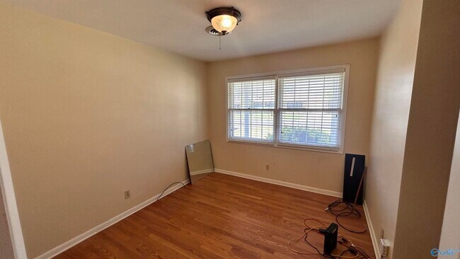 Building Photo - 2106 Giles Dr NE