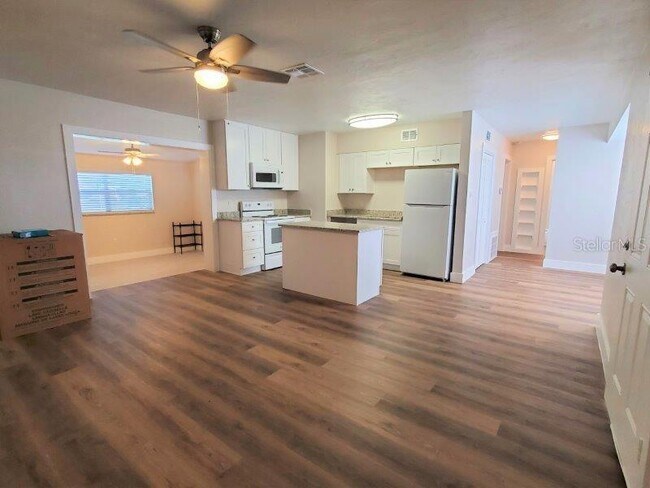 Building Photo - 2472 Picnic St