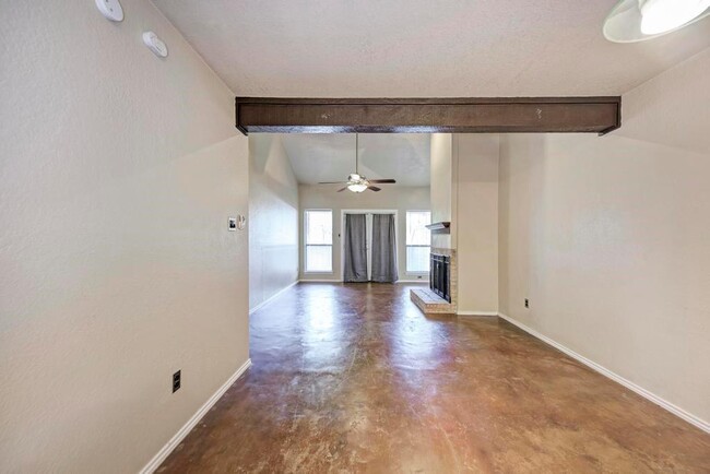 Building Photo - 7211 Lakewood Dr