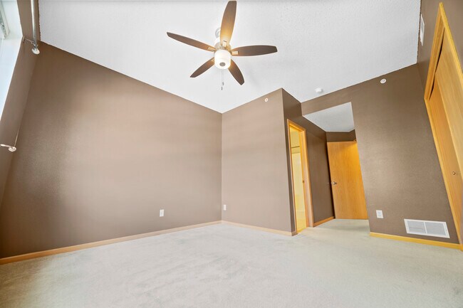 Building Photo - 870 W Cherry St