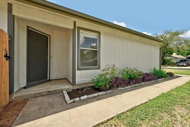 Building Photo - 9601 Holly Springs Dr