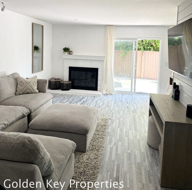 Building Photo - Remodeled townhome located in the Cape at ...