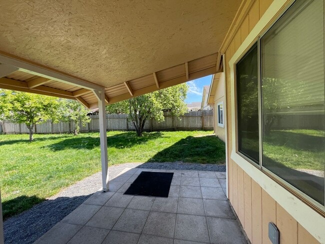 Building Photo - Beautiful and Spacious Pet-Friendly Home!