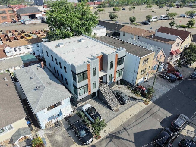 Building Photo - 4805 Aschoff Pl