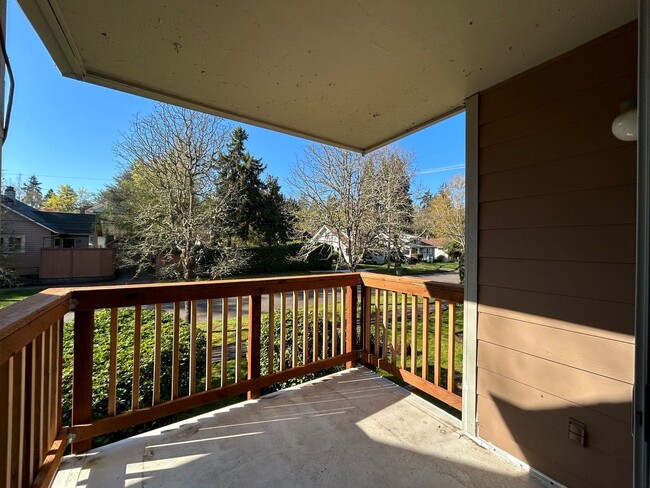 Building Photo - AVAILABLE NOW!!!  1BD/1BA Apartment in a G...