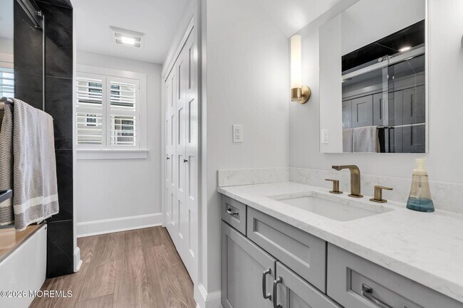 Building Photo - 502 12th Ave