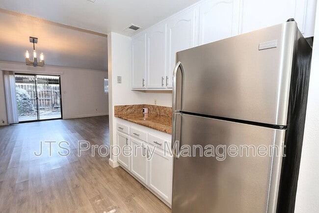 Building Photo - 9 Derow Ct