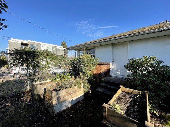 Building Photo - Charming 1 bedroom available in Woodlawn