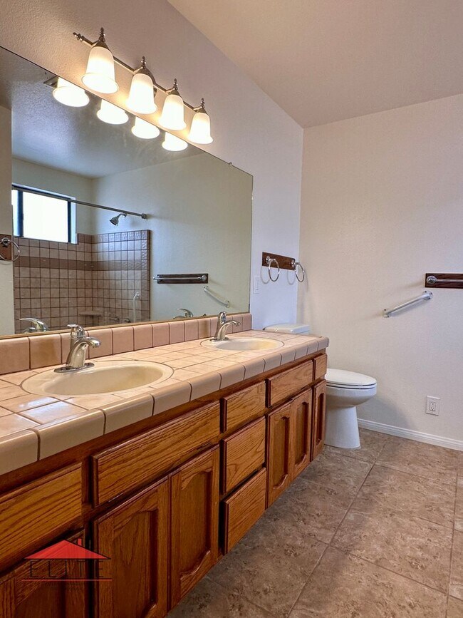 Building Photo - BEAUTIFUL HERITAGE HOME AVAILABLE NOW!