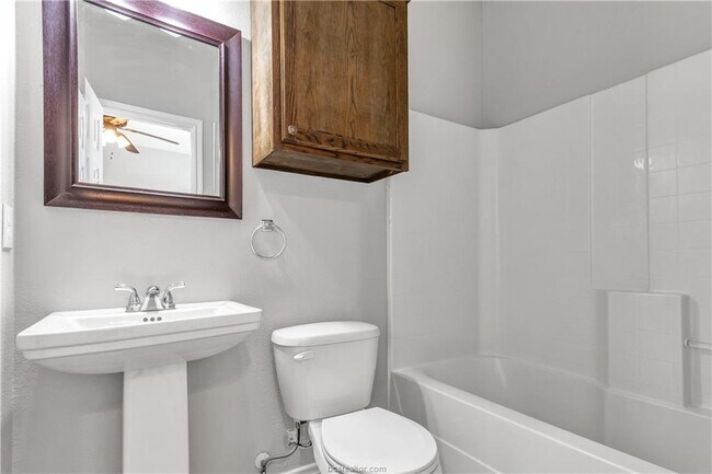 Building Photo - 108 Gilchrist Ave