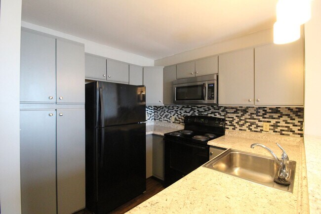 Building Photo - 1330 Hunters Rd