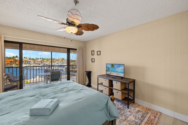 Building Photo - Huge Double sized Condo Overlooking The Ma...