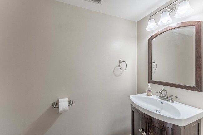 Building Photo - 305 Creekside Dr