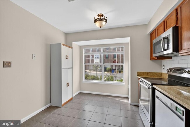 Building Photo - 6076 Heatherwood Dr