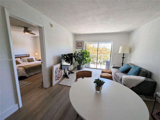 Building Photo - 445 SW 11th St