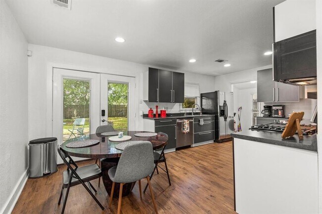 Building Photo - 5808 Community Dr